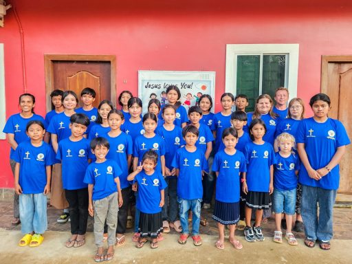 Unser Team trifft Kinder in Kambodscha, um Hoffnung, Unterstützung und neue Zukunftsperspektiven zu schenken.