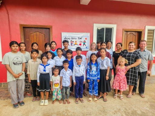 Зустріч із дітьми в Камбоджі, щоб подарувати любов, підтримку та можливості для майбутнього.