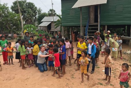 Erstes Treffen unseres Teams mit Kindern in Kambodscha, um Unterstützung, Hoffnung und neue Perspektiven zu schenken.